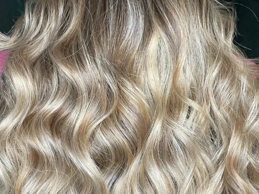 Piega mossa su capelli biondi fatta a spazzola e phon