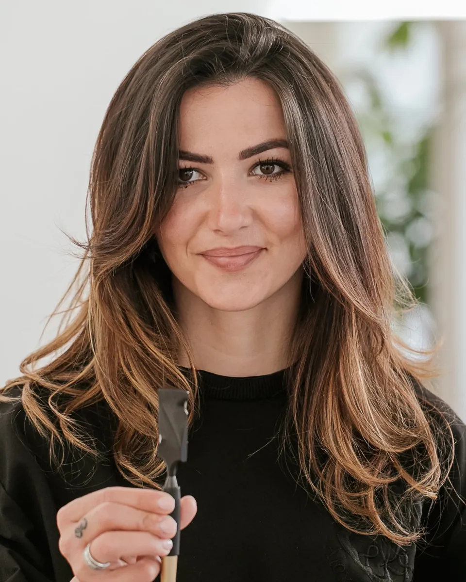 Renata Guce, titolare di Guce Hair Style, con lo strumento Calligraphy Cut